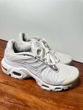 Nike Air Max Plus TN "Triple White" (GS) - Size US 6.5Y / Women 8 / EUR 39